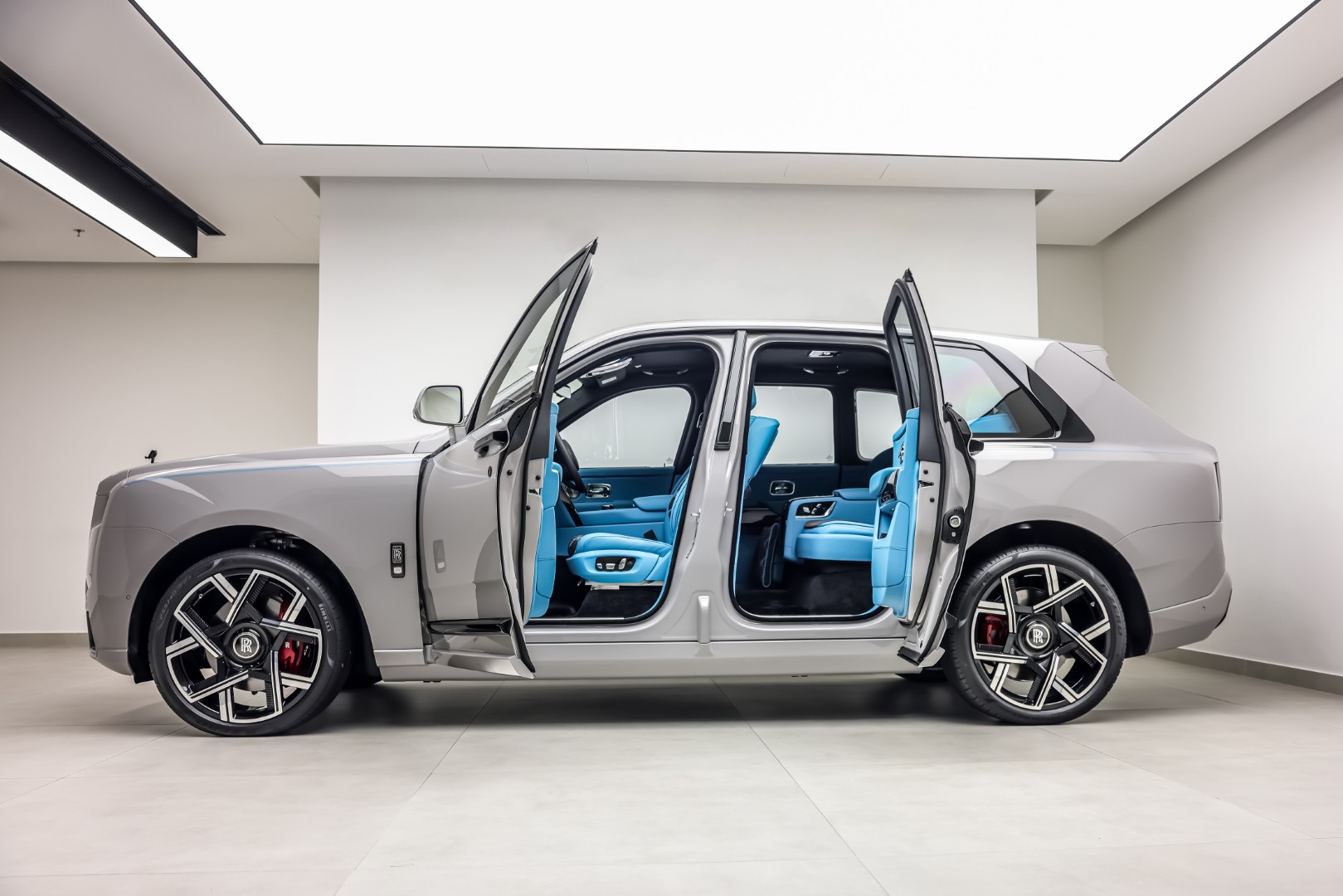 2025 ROLLS ROYCE CULLINAN BLACK BADGE | DUALITY TWILL | SANCTUARY SEATS | BESPOKE SOUND SYSTEM |